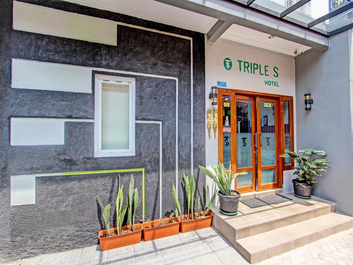 Oyo 91686 Triple S Hotel Malioboro Jogjacarta Exterior foto