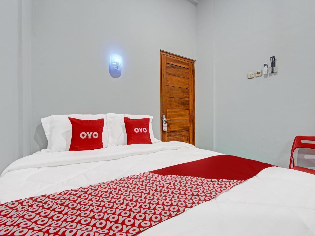 Oyo 91686 Triple S Hotel Malioboro Jogjacarta Exterior foto