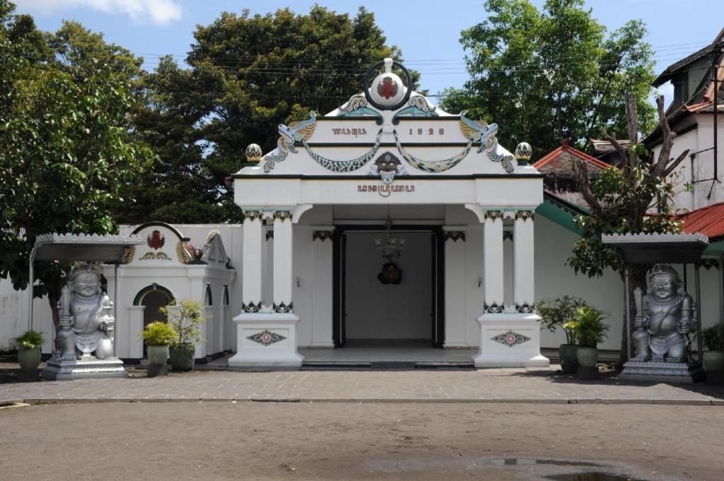 Oyo 91686 Triple S Hotel Malioboro Jogjacarta Exterior foto