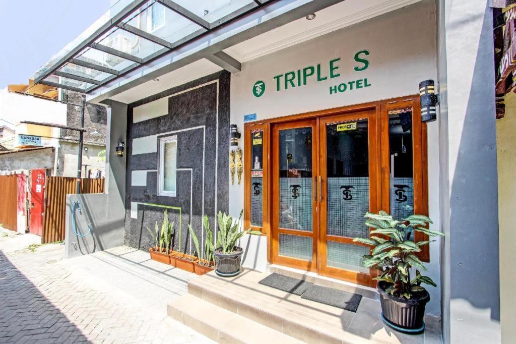 Oyo 91686 Triple S Hotel Malioboro Jogjacarta Exterior foto